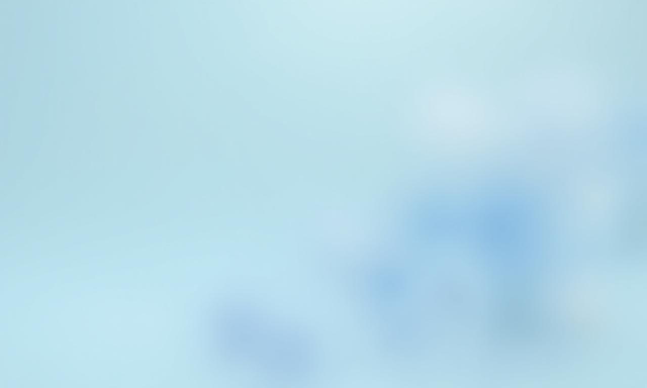 青い花とクリスタルのボケ写真